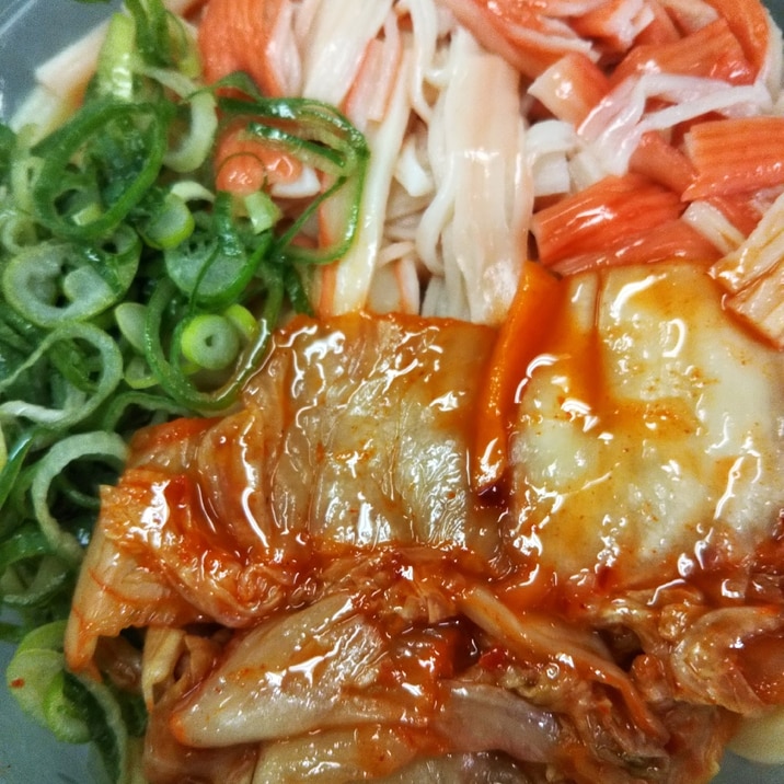 キムチとカニかまとねぎのぶっかけうどん